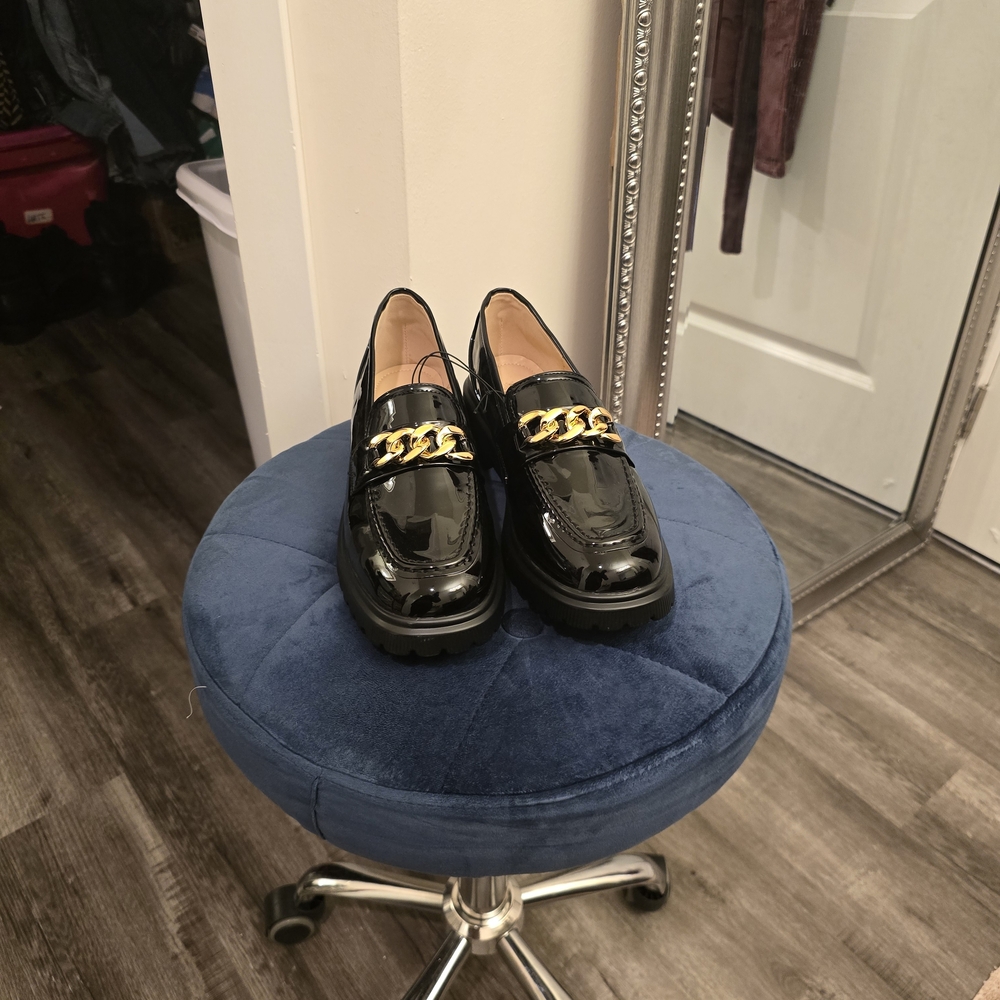 Elegant Black Loafers with Gold Chain